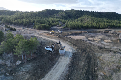 Çorum'da Çomar Barajı çevresinde yol genişletme çalışmaları sürüyor