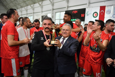 Memduh Büyükkılıç halı sahaya ayak bastı