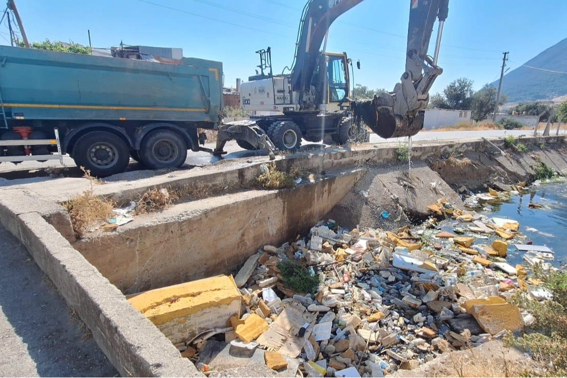 Manisa'da Bozköy Deresi'nde 150 kamyonluk dev temizlik