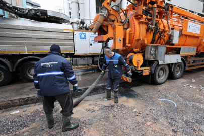 İzmir’de kuvvetli yağış: Belediye ekipleri sahada