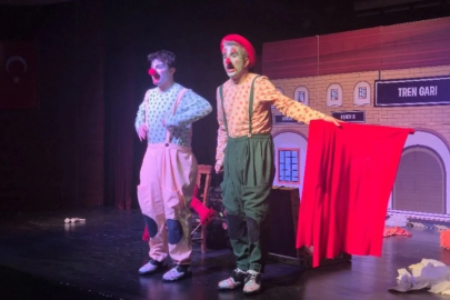 “İki Bavul Dolusu” minik tiyatroseverlerle buluştu