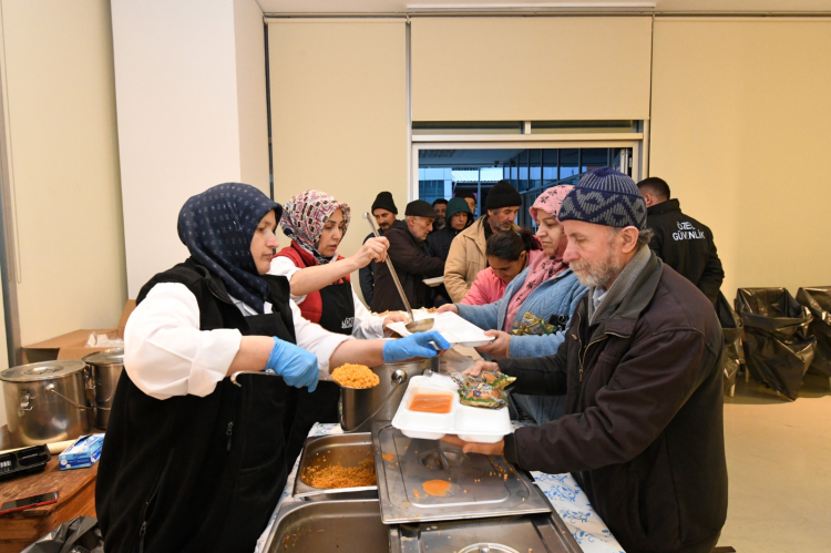 Ramazan’ın ilk iftarında Osmangazi’de gönüller birleşti