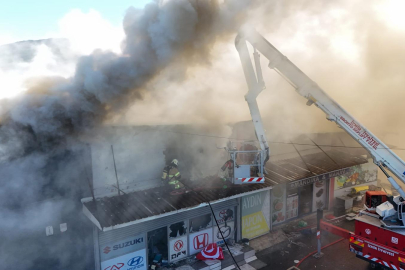 İzmir Buca'daki işyeri yangını kontrol altına alındı