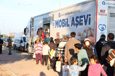 Antalya'da 'Mobil Aşevi' mahalle mahalle dolaşıyor