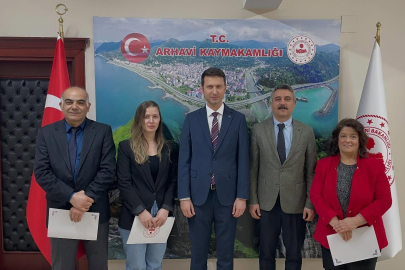 Arhavi'de başarılı kütüphane personellerini başarı belgesi