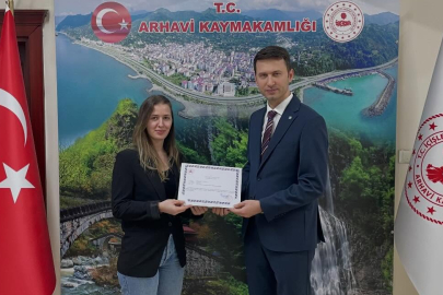 Artvin Arhavi’de kütüphane personeline başarı belgesi
