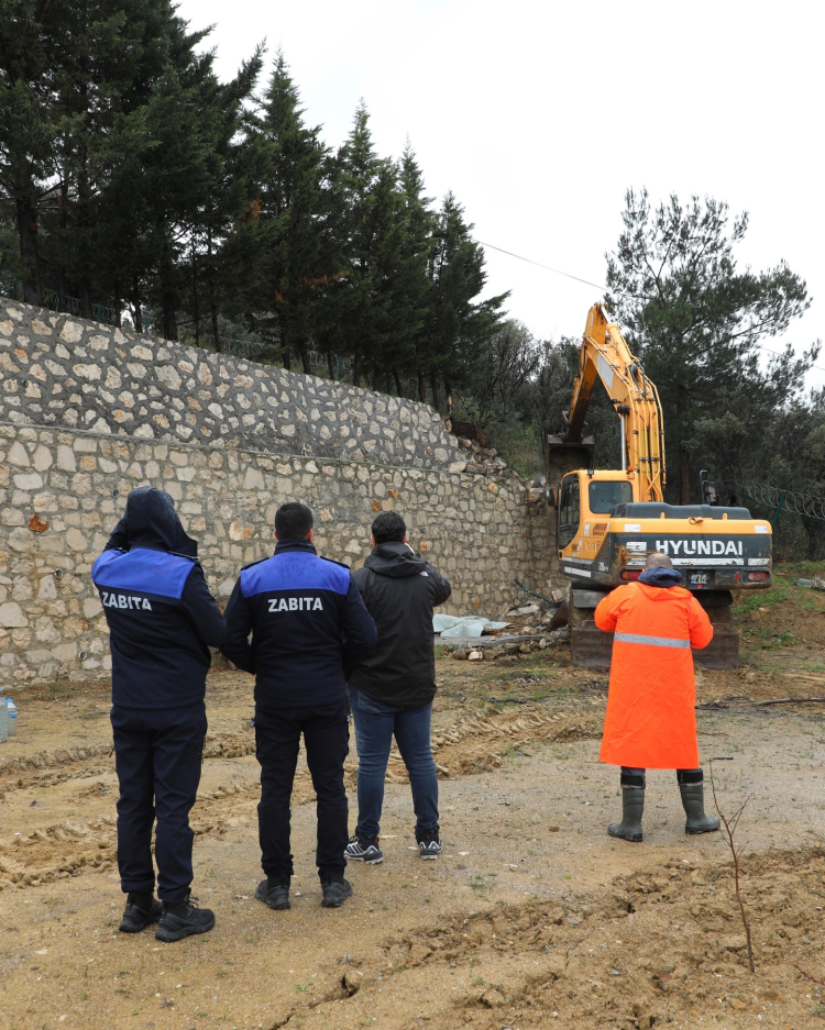 Mudanya'da zeytinlik alandaki kaçak taş duvara müdahale! 1 Mudanya'da zeytinlik alandaki kaçak taş duvara müdahale! 642983217 18515562394072280 4835896323176062582 n 1772112366 333