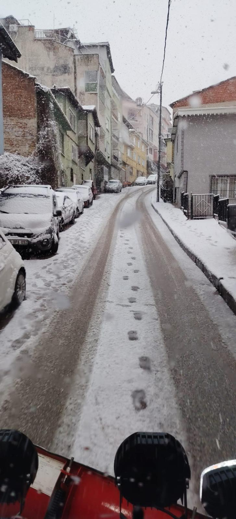 Bursa Osmangazi’nin yüksek kesimlerinde kar mesaisi karla mucadele 3 1772107776 873