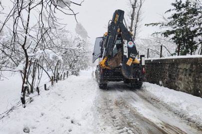 Trabzon'da Büyükşehir ekipleri kar yağışına karşı sahada