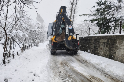 Trabzon'da Büyükşehir ekipleri kar yağışına karşı sahada