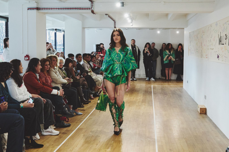 Londra'da Türk Modası rüzgarı 2 Londra'da Türk Modası rüzgarı aslihan akan defile 7 1772230168 977