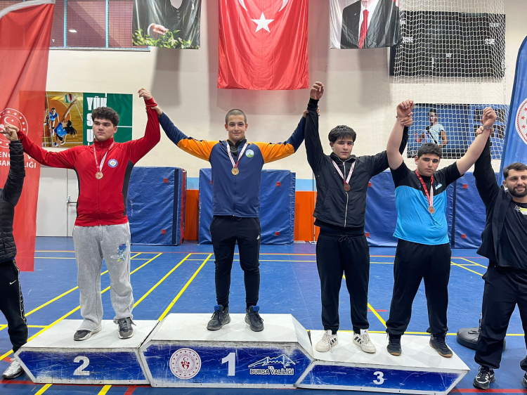 Bursa Büyükşehirli güreşçiler madalyaları topladı 10 8 1772447484 532