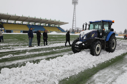 Ağrı’da müdür traktörle sahaya indi