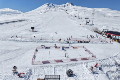 Kayseri Erciyes'te kar voleybolu heyecanı başlıyor