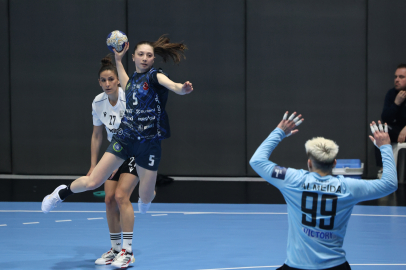 Bursalı kadın hentbolcular Avrupa’da yarı final için avantajı kaptı