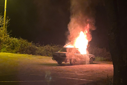 Akçakoca’da park halindeki araç alev alev yandı