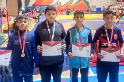 Ağrılı genç güreşçiler Muş’ta zirve yaptı