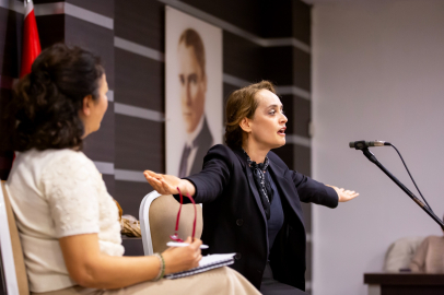 İzmir Narlıdere’de Dünya Tiyatrolar Günü’nde Afife Jale anıldı