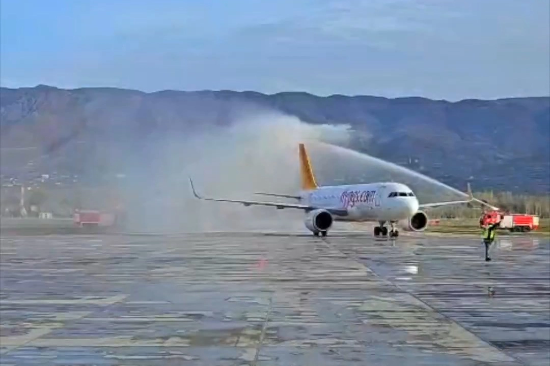 Tokat-İzmir uçuşları başladı... İlk sefere su takı seremonisi