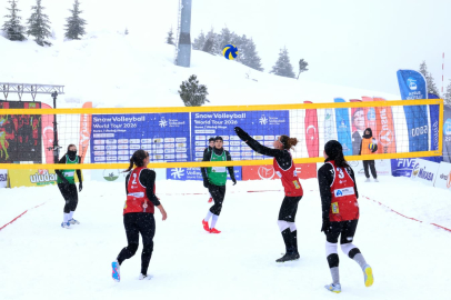 Bursa Osmangazi’den Uludağ’da nefes kesen kar voleybolu şöleni