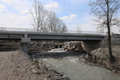 Sakarya'da Karapürçek Mesudiye Köprüsü ile geçişler güvenli hale geldi