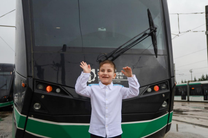 Hayal etti, 6 yaşında vatman oldu!