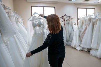 Gelinlikler hayalleri İzmir Bornova'da gerçeğe dönüşüyor