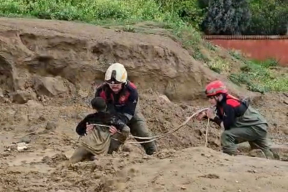 İzmir Torbalı'da çamura saplanan iki çocuğu itfaiye kurtardı