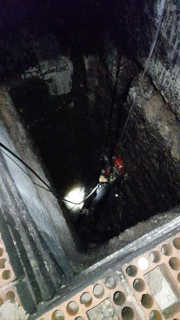 Kuyuya düşen kuzuya İzmir İtfaiyesi’nden nefes kesen kurtarma