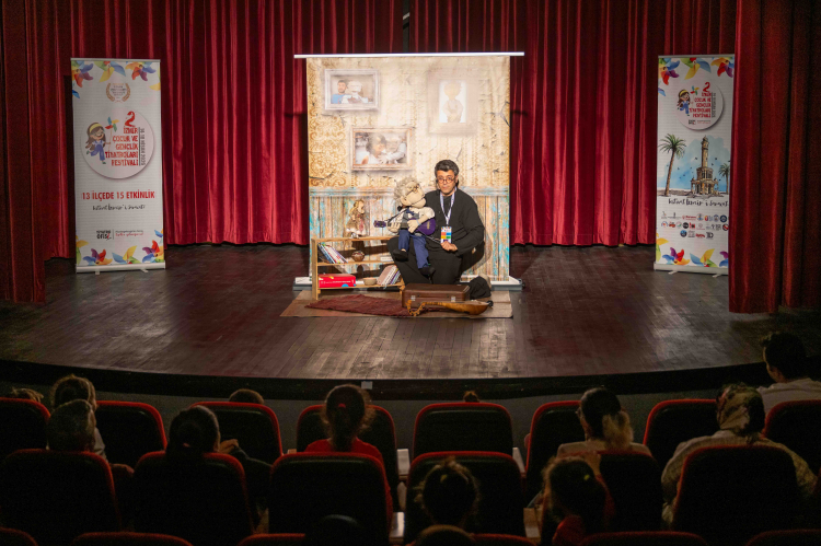 Bornova’da çocuk tiyatrosuna yoğun ilgi
