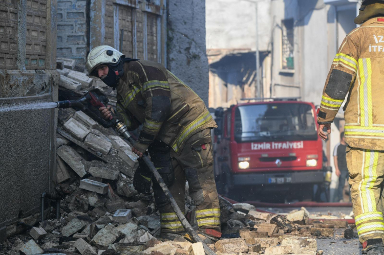 İzmir Konak’ta bina yangını kontrol altında