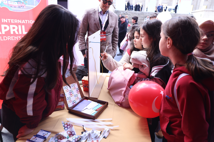 Meclis Bahçesi çocuklarla şenlendi