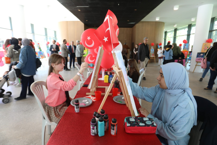 Bursa İnegöl’de minik sanatçılardan 23 Nisan özel sergisi