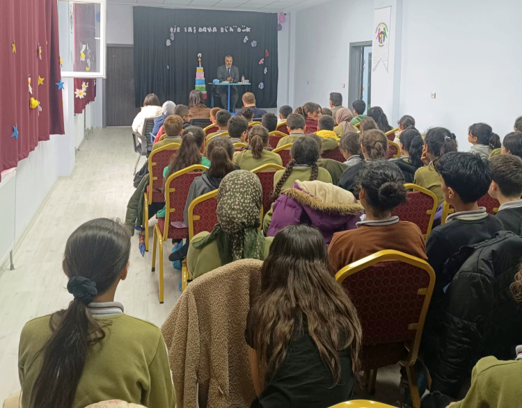 Veysel Karani’de öğrencilere ‘başarıda arkadaş seçimi’ anlatıldı