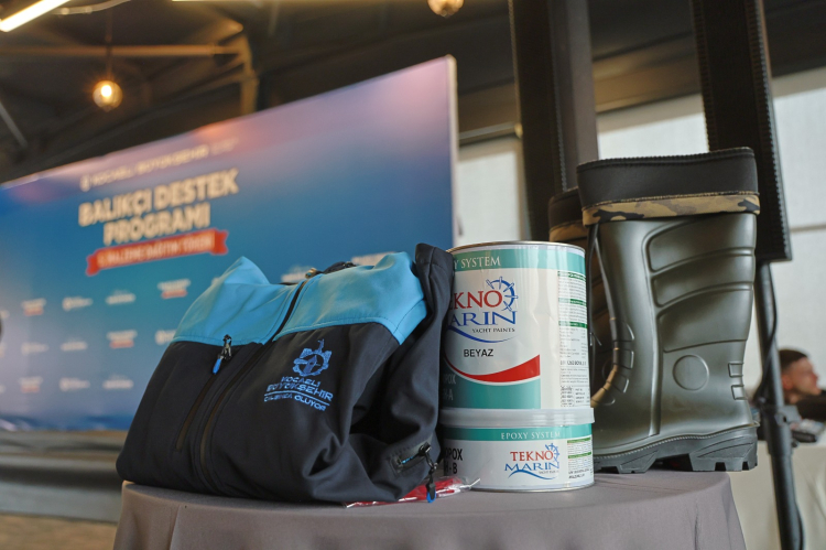 Kocaeli Büyükşehir, balıkçılara malzeme dağıttı