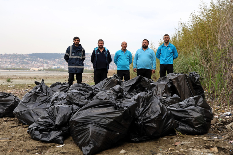 Kocaeli’de ekipler 50 torba atığı doğadan uzaklaştırdı