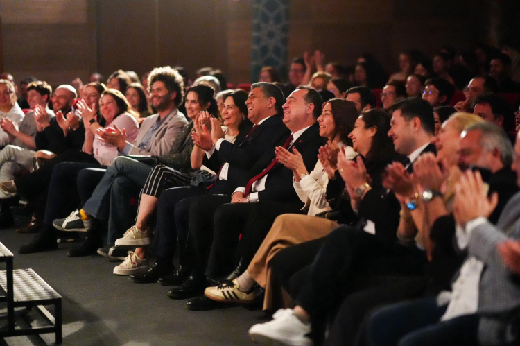 Manisa’a Aziz Nesin’in “Bir Takım Azizlikler” oyunu sahnelendi