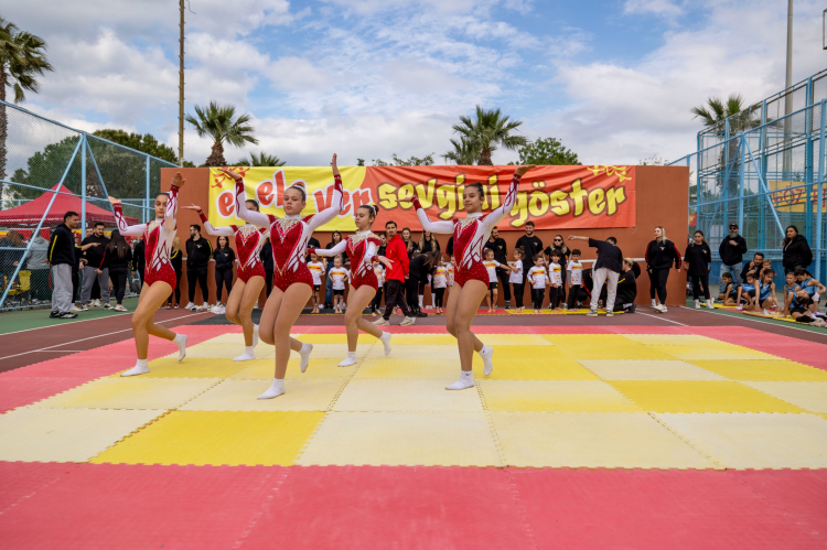 İzmir’de Başkan Tugay, sporcu çocuklarla buluştu