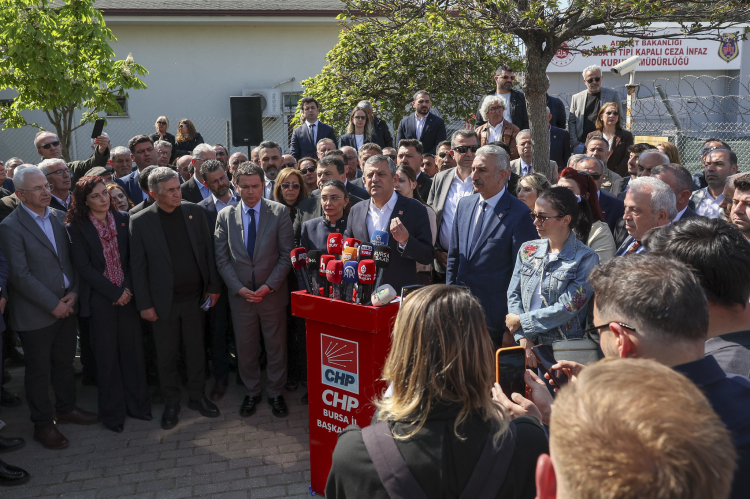 Özgür Özel, Bursa’da tutuklu bulunan Bozbey’i ziyaret etti