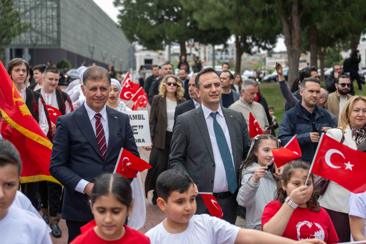 İzmir Bornova’da gökyüzü çocukların