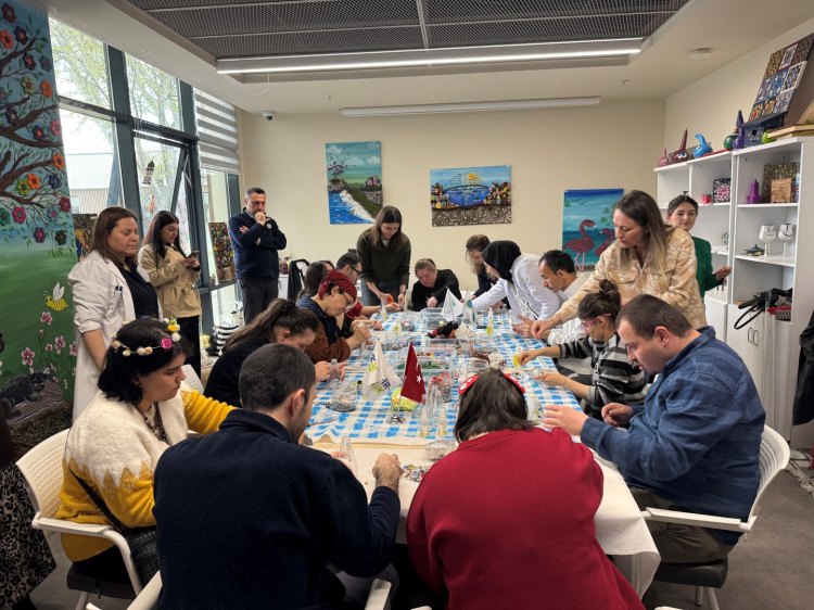 Kocaeli’de cam atıklar sanata dönüştü