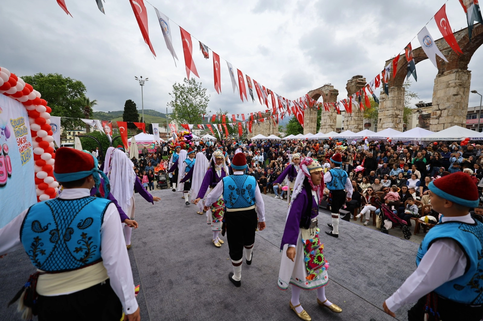  Efes Selçuk'ta çocuklar bayramlarını şenlikle kutladı