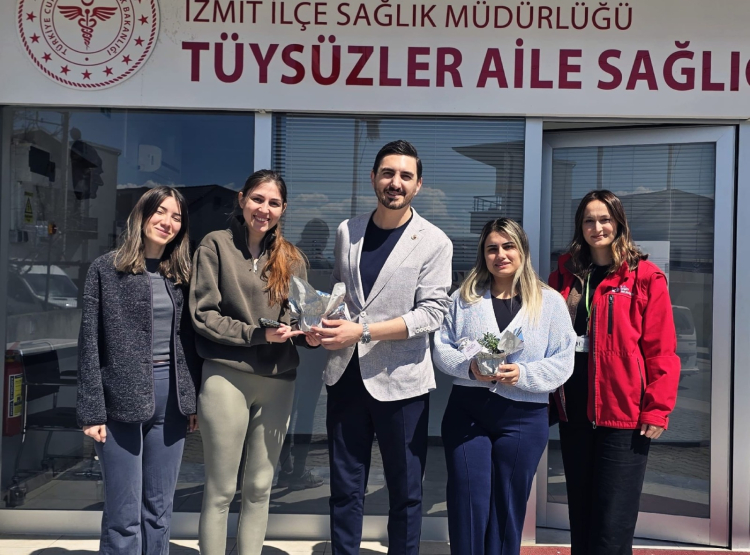 İzmit Belediyesi’nden ebelere anlamlı ziyaret