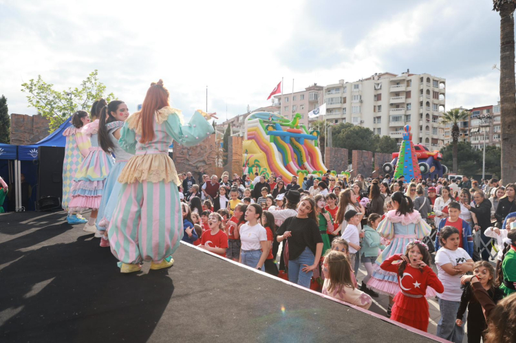 İzmir Karabağlar’da Çocuk Şenliği ilçeyi sardı