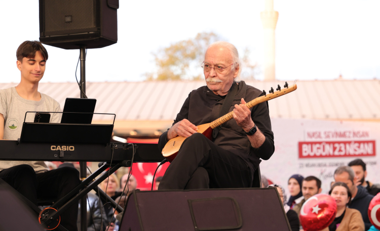 Usta sanatçı Cahit Berkay, Bursa Osmangazi’de gençlerle aynı sahneyi paylaştı