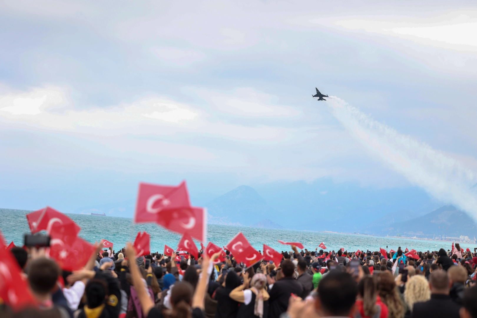SOLOTÜRK Konyaaltı'nda nefes kesti