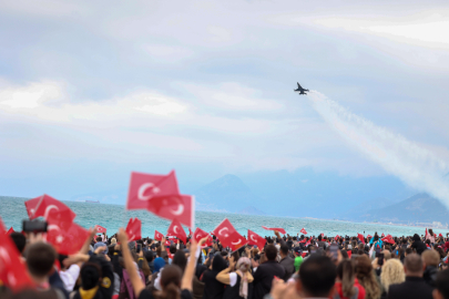 SOLOTÜRK Konyaaltı’nda nefes kesti