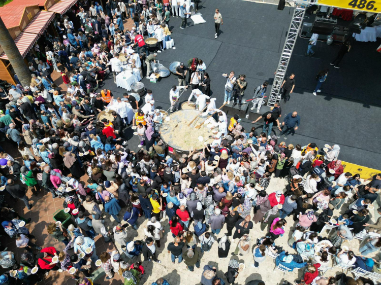 Manisa’nın lezzetleri buluştu… Başkan Dutlulu, mesir baharatlı bahar pilavı pişirdi