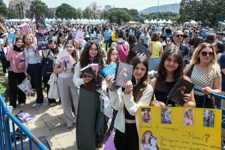 İZKİTAP’ta edebiyat şöleni yaşanıyor