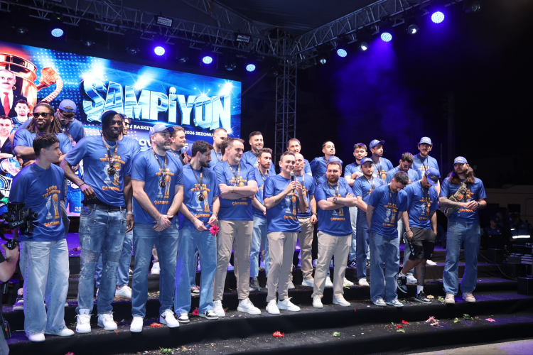 Çayırova’da şampiyon takım, şampiyon taraftarıyla buluştu